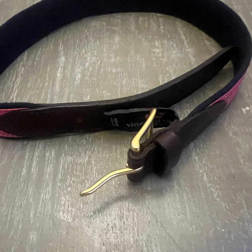 Vineyard Vines boys belt. Pink (salmon color) with crab print. Size 26. EUC